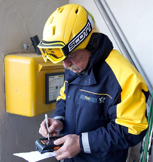 Postbote Hans Fink posiert im Skigebiet Sudelfeld bei Bayrischzell auf seinen Skiern.