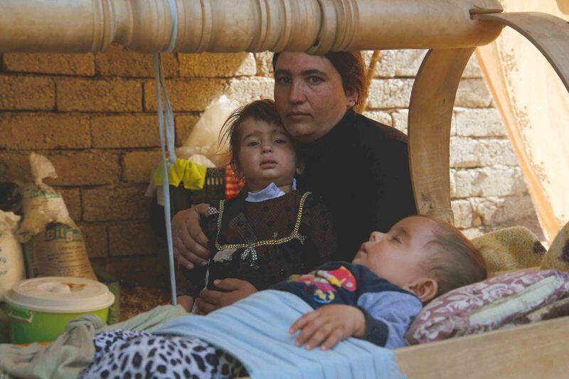 Mitglieder der jesidischen Familie von Dschamih Hadschi Chalif am 23.09.2014 im Flüchtlings-Zeltlager in der Kurdenregion Dohuk im Nordirak. Hinter den Jesiden, die die Kurdenregion Dohuk erreichten, liegt schon ein Exodus. Sie flüchteten vor der Terrormiliz «Islamischer Staat» aus ihren Heimatorten im Sindschar-Gebirge nahe der syrischen Grenze im Westen. Rund 35 000 sind in einem Camp des UN-Flüchtlingshilfswerks untergekommen