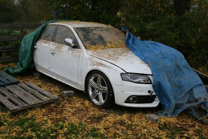 Ein luxuriöser Audi S4 vergammelt unter einer Plane: In der Nähe von Bamberg ist ein Versicherungsbetrug gehörig in die Hose gegangen. Die Bilder der Polizei.