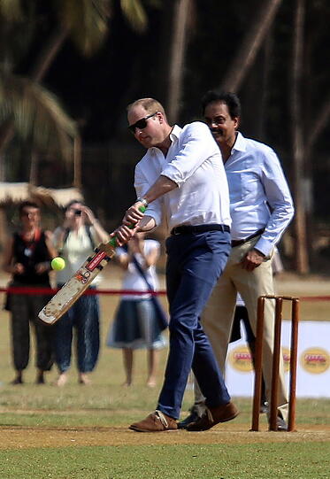 Kate und William beim Cricketspielen während ihrer großen Indien-Tour.