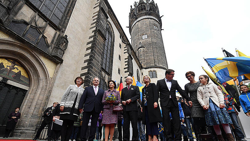 Sachsen-Anhalts Ministerpräsident Reiner Haseloff (CDU) und seine Ehefrau Gabriele (links) stehen an der Thesentür der Schlosskirche in Wittenberg neben Königin Silvia von Schweden, König Carl XVI. Gustaf sowie der schwedischen Außenministerin Marot Wallström. Sachsen-Anhalts Ministerpräsident Reiner Haseloff (CDU) und seine Ehefrau Gabriele (links) stehen an der Thesentür der Schlosskirche in Wittenberg neben Königin Silvia von Schweden, König Carl XVI. Gustaf sowie der schwedischen Außenministerin Marot Wallström.