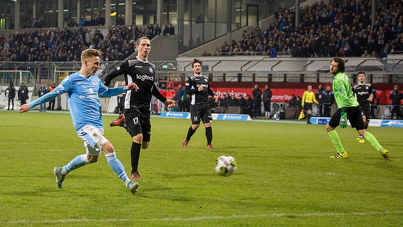BENJAMIN KINDSVATER: NOTE 3 - Dem rechten Flügelflitzer merkte man an, dass er sich viel vorgenommen hatte. Dribblings, Sprints, herausgeholte Freistöße, einer fast ins Tor gezirkelt - Kindsvater sammelte Fleißpunkte, wenngleich nicht alles gelang. Schob zum 3:0 ein.