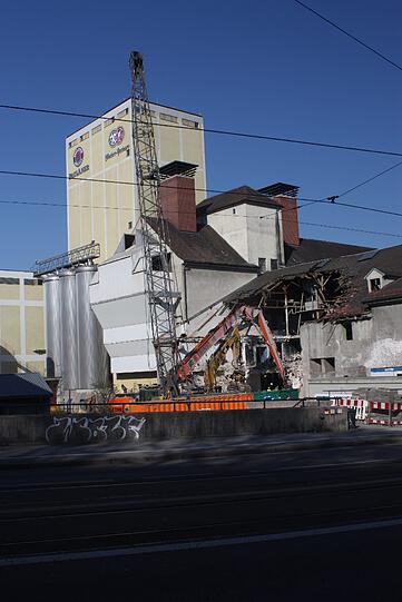 Das alte Zacherlbräu an der Ohlmüllerstraße in der Au wird teilweise abgerissen. Hier soll die neue Verwaltung von Paulaner in zwei Jahren einziehen. Die Bilder.