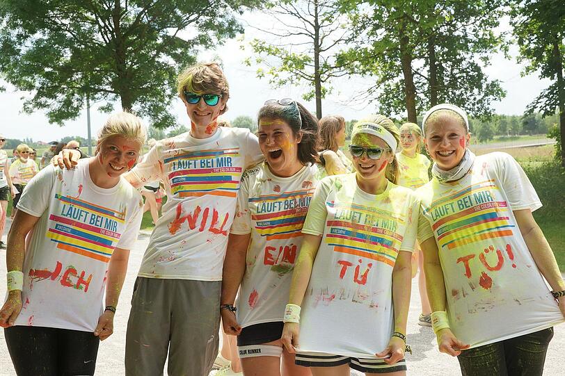 Beim Color Run steht der bunte Spaß im Mittelpunkt und nicht die sportliche Leistung. Die besten Bilder vom Lauf am Sonntag im Riemer Park.