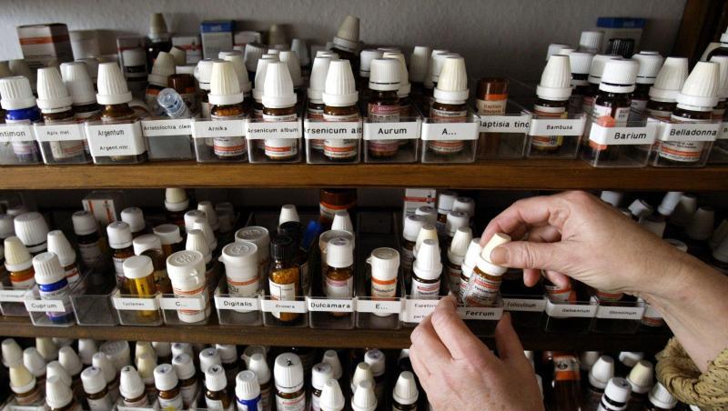 Blick in einen Schrank auf Fläschchen mit homöopathischen Präparaten. Foto: Frank Rumpenhorst/dpa/Archivbild Blick in einen Schrank auf Fläschchen mit homöopathischen Präparaten. Foto: Frank Rumpenhorst/dpa/Archivbild