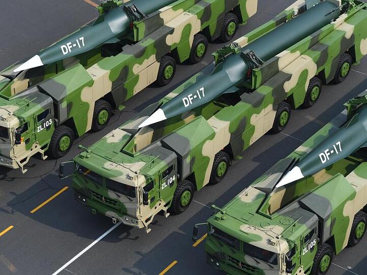 Auch konventionelle Raketensysteme des Typs Dong Feng-17 rollten durch die chinesische Hauptstadt.