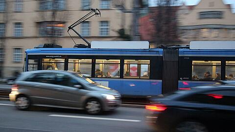 Ein Audi und eine Tram sind kollidiert. (Archivbild)