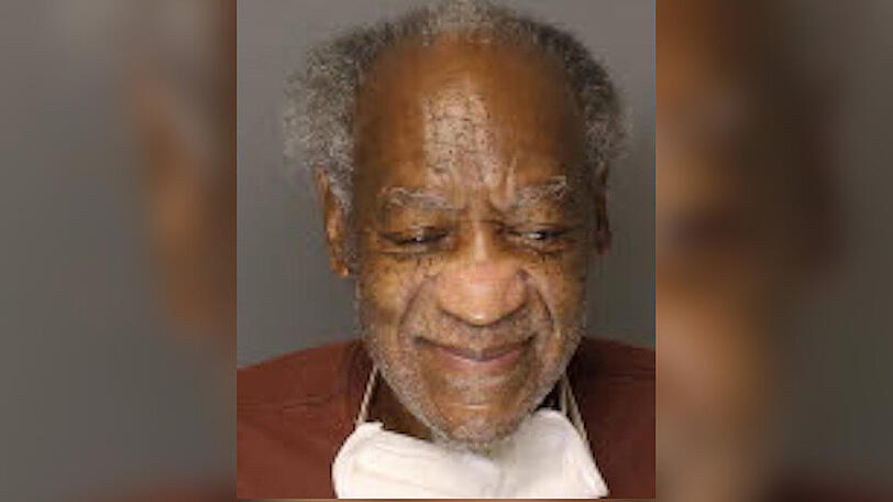 Aktuelles Foto: Bill Cosby mit Maske und einem angedeuteten Lächeln.