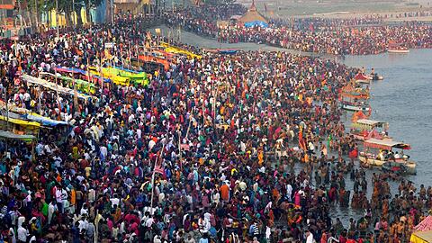 Zehntausende Menschen nehmen bei einer religiösen Feier im nordindischen Ayodhya ein heiliges Bad im Fluss Saryu. Indien wird China als bevölkerungsreichstes Land der Welt ablösen.