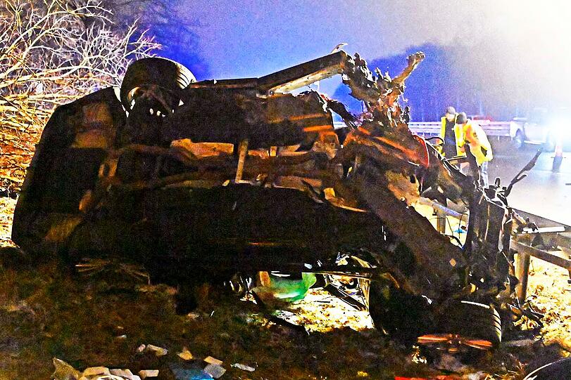 Erst nach 50 Metern und mehrfachen &Uuml;berschl&auml;gen blieb der Rest des Wracks auf der Seite liegen.