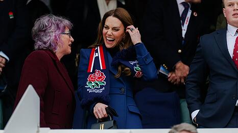 Prinzessin Kate im Gespr&auml;ch mit Deborah Griffin, Pr&auml;sidentin der Rugby Football Union.