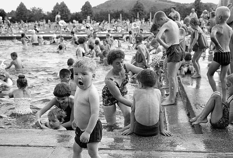 &bdquo;Is wos?&ldquo; Ein Nachwuchs-Halbstarker in imposanter Pose vor einem gut besuchten Münchner Freibad &ndash; noch ganz ohne Wasserpilz und Erlebnisrutsche.