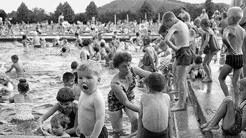 &bdquo;Is wos?&ldquo; Ein Nachwuchs-Halbstarker in imposanter Pose vor einem gut besuchten Münchner Freibad &ndash; noch ganz ohne Wasserpilz und Erlebnisrutsche.