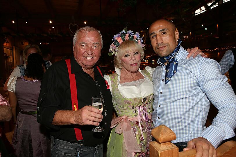 Hans-Ullrich "Ulli" Wegner Elke Sommer und Awetik Abrahamjan alias Arthur Abraham im Weinzelt.