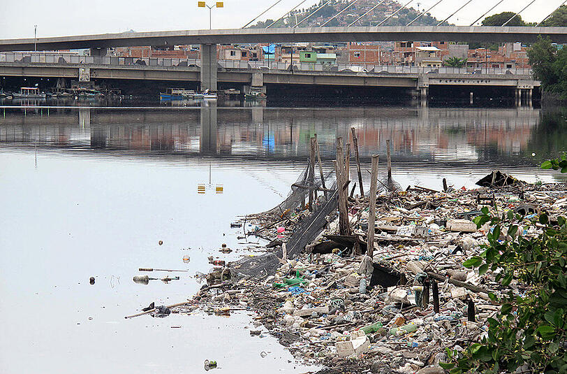 So sieht es in der Nähe des olympischen Segelreviers aus: Die Abfälle werden von den Bewohnern der Favelas in den Fluss geworfen.