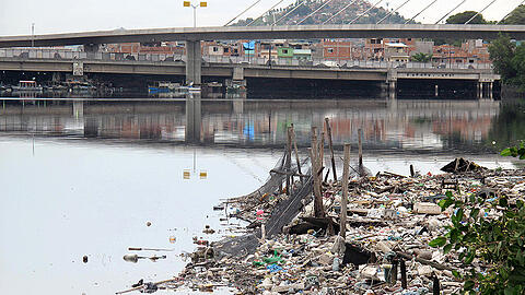 So sieht es in der Nähe des olympischen Segelreviers aus: Die Abfälle werden von den Bewohnern der Favelas in den Fluss geworfen.