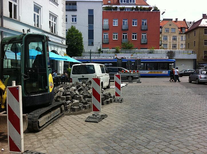 Das alte Kopfsteinpflaster wird aufgerissen.
