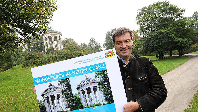 Monopteros-Restaurierung: Markus Söder präsentiert das Vorher-Nachher-Plakat. Monopteros-Restaurierung: Markus Söder präsentiert das Vorher-Nachher-Plakat.