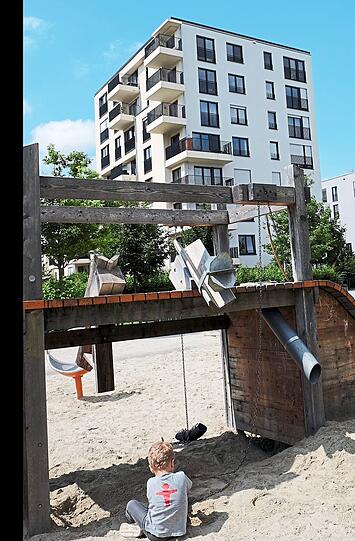 Der Spielplatz und die privaten Gärten sind bei Bewohnern beliebt.