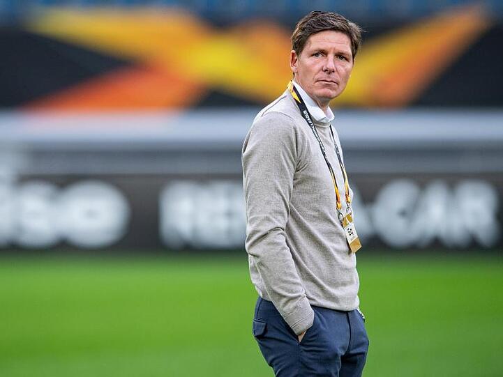 Wolfsburgs Trainer Oliver Glasner steht vor dem Spiel am Spielfeldrand. Foto: Guido Kirchner/dpa