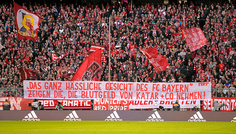 März 2020: Bayern-Fans reagieren auf eine Aussage von Karl-Heinz Rummenigge, der die Anhänger nach dem Beinahe-Spielabbruch gegen die TSG Hoffenheim aufgrund der Anfeindungen gegen Dietmar Hopp als "Das hässliche Gesicht des FC Bayern" bezeichnet hatte.