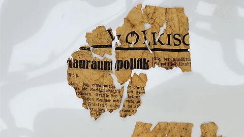 Das Papier sollte wohl dazu dienen, eine feucht gewordene Tasche zu trocknen.