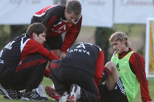 Drei Helfer und ein Patient: Marcel Risse wurde direkt nach seinem Malheur von den Physios Simon Friedrich und Sven Brechetsbauer sowie Team-Doc Matthias Brem (von links) versorgt.