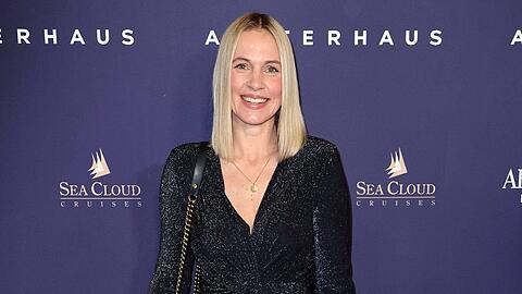 Svenja Holtmann lebt mit ihrer Familie an der Ostsee. Bekannt wurde das Model an der Seite von Til Schweiger, mit dem sie rund drei Jahre liiert war.