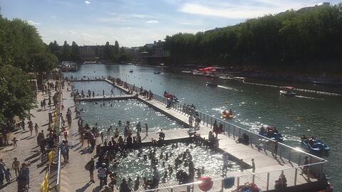 Schon länger können Badegäste in den ins Wasser gelassenen Schwimmbecken im Kanal Bassin de la Villette in Paris schwimmen. (Archivbild)
