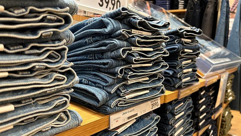 Beliebte Frauen-Jeans im geraden Schnitt "Straight-fit“: (Online-) Kunden kommen extra angereist, um sie anzuprobieren (Preis: 39,90 Euro). Beliebte Frauen-Jeans im geraden Schnitt "Straight-fit“: (Online-) Kunden kommen extra angereist, um sie anzuprobieren (Preis: 39,90 Euro).
