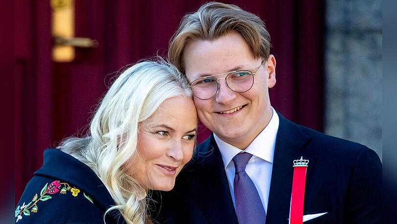 Prinz Sverre Magnus mit seiner Mutter auf einer Veranstaltung.