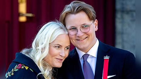 Prinz Sverre Magnus mit seiner Mutter auf einer Veranstaltung.