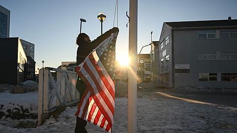 Maxi Schafroth versucht in der Stadt Nuuk im Westen Gr&ouml;nlands, eine amerikanische Flagge zu hissen.