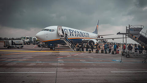 Ein Ryanair-Jet steht am Allg&auml;u-Airport in Memmingen zum Einsteigen bereit.
