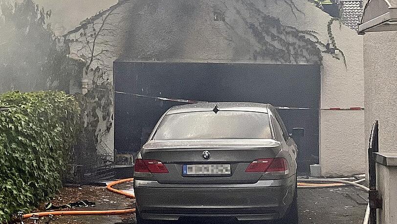 Ein BMW vor der ausgebrannten Garage in der Naupliastraße. Ein BMW vor der ausgebrannten Garage in der Naupliastraße.