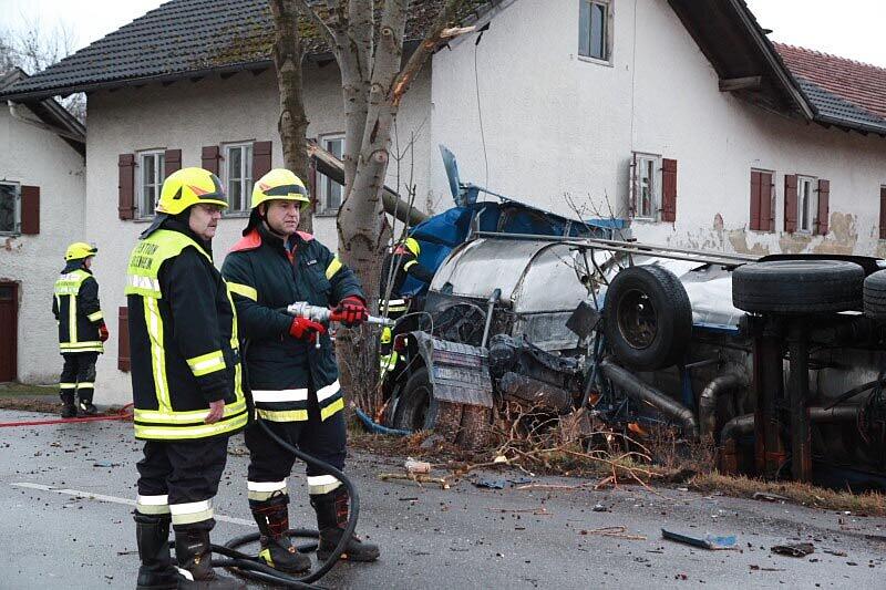 Ein mit 25 Tonnen Rahm beladener Lkw stößt am Sonntagmorgen mit einem BMW zusammen, stürzt in einen Graben und begräbt das Auto halb unter sich.