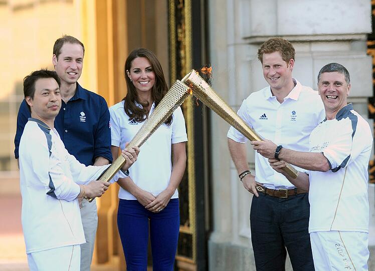 Buckingham Palast, Downing Street, Trafalgar Square
und jede Menge prominente Besucher: Auf seiner Reise zum Stadion hat
das olympische Feuer am Donnerstag eine besonders spektakuläre
Strecke quer durch London in Angriff genommen.
