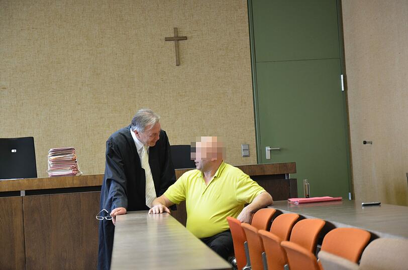 Strafverteidiger Sewarion Kirkitadse spricht vor Prozessbeginn mit seinem Mandanten Peta J. (49).