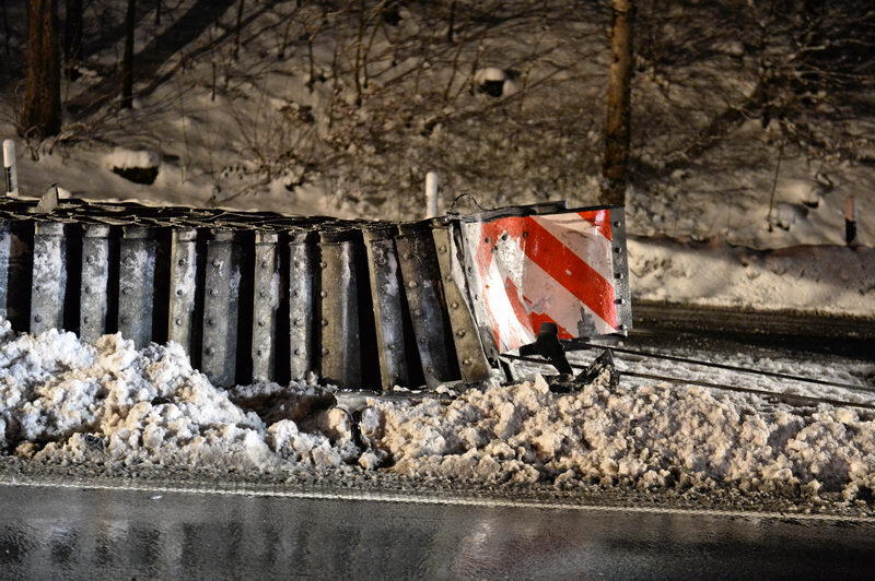 junge Frau prallte mit ihrem Fahrzeug gegen einen Anpralldämpfer.