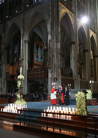 Der Kölner Kardinal Rainer Woelki (M) und Annette Kurschus, Präses der Evangelischen Kirche von Westfalen (l) leiten die Trauerfeier für die für Germanwings-Opfer.