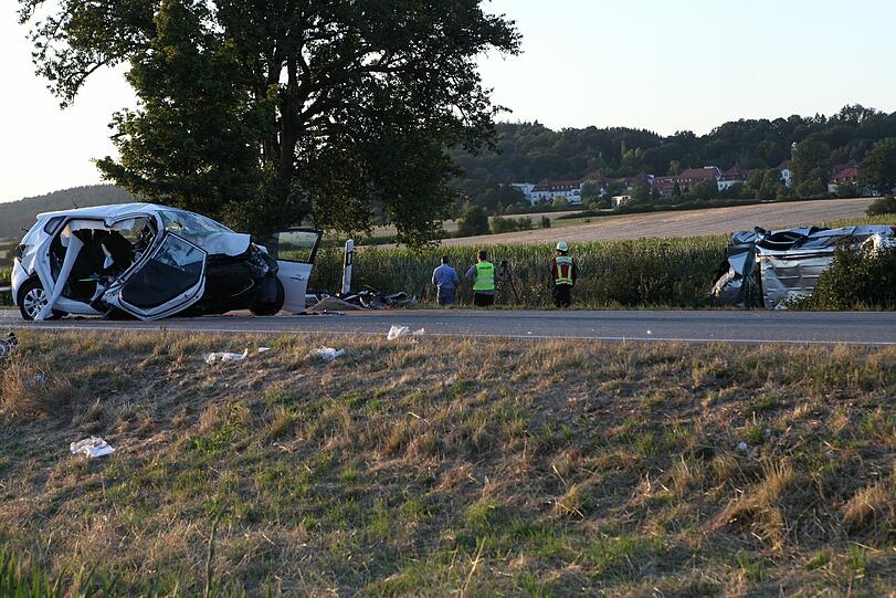 Ein 53-jähriger Autofahrer ist zwischen Wasserfall und Ansbach frontal in den Wagen eines Ehepaars gerast. Die Bilder der Unfallstelle.