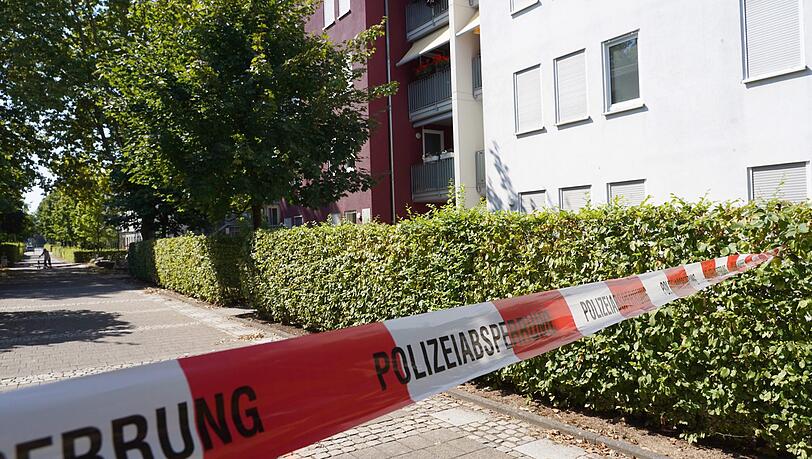 Offenburg: Ein Absperrband der Polizei sperrt den Tatort ab, an dem ein Unbekannter in einer Arztpraxis einen Mediziner erstochen und eine Mitarbeiterin schwer verletzt hat. Offenburg: Ein Absperrband der Polizei sperrt den Tatort ab, an dem ein Unbekannter in einer Arztpraxis einen Mediziner erstochen und eine Mitarbeiterin schwer verletzt hat.