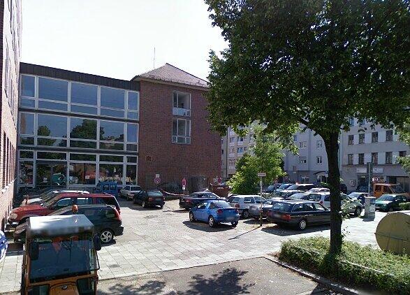 Im Schlachthofviertel vegetiert die eingezäunte Kuh vor dem ehemaligen Direktionsgebäude. Die Bilder.