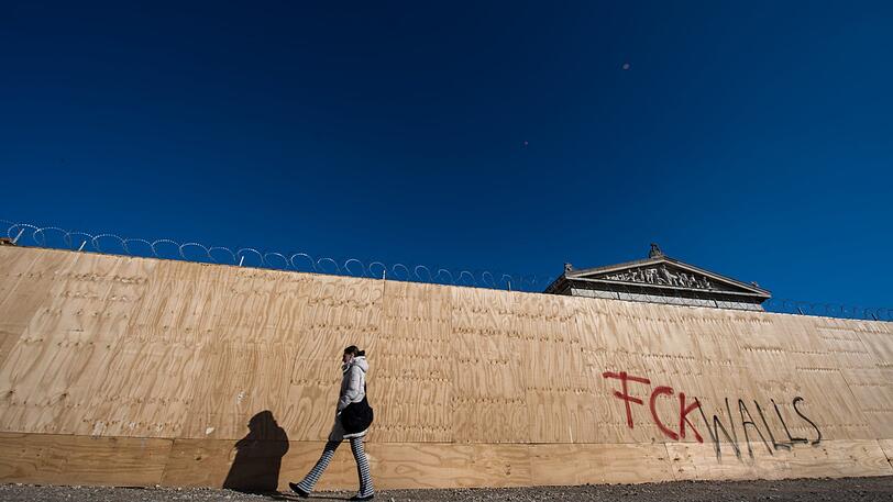 Und weg sind die Stufen vor der Glyptothek, auf denen man sich so schön sonnen kann. Davor steht eine Holzwand, die die Baustelle bis 2020 abschirmt.