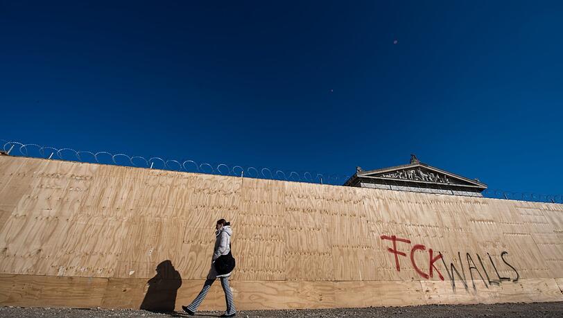 Und weg sind die Stufen vor der Glyptothek, auf denen man sich so schön sonnen kann. Davor steht eine Holzwand, die die Baustelle bis 2020 abschirmt. Und weg sind die Stufen vor der Glyptothek, auf denen man sich so schön sonnen kann. Davor steht eine Holzwand, die die Baustelle bis 2020 abschirmt.