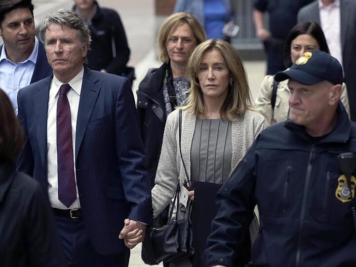 Felicity Huffman verlässt mit ihrem Bruder Moore Huffman Jr. (l) das Bundesgericht in Boston.