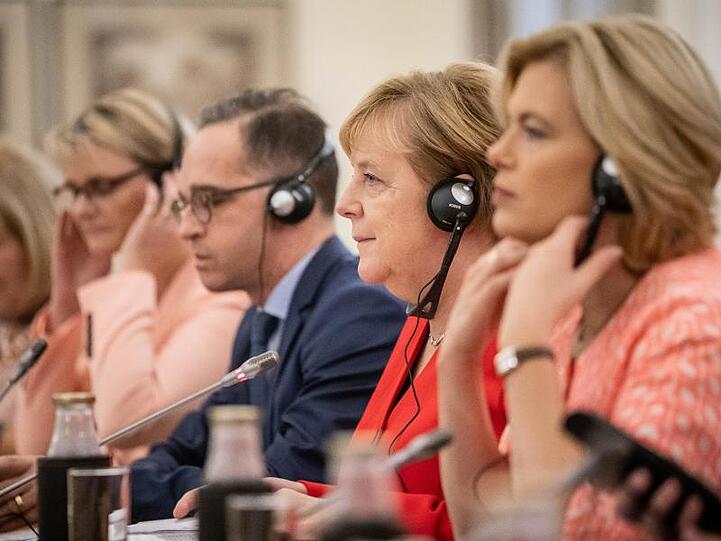 Mehrere Kabinettsmitglieder begleiten die Kanzlerin: Forschungsministerin Anja Karliczek (v.l.), Außenminister Heiko Maas, Angela Merkel und Agrarministerin Julia Klöckner.