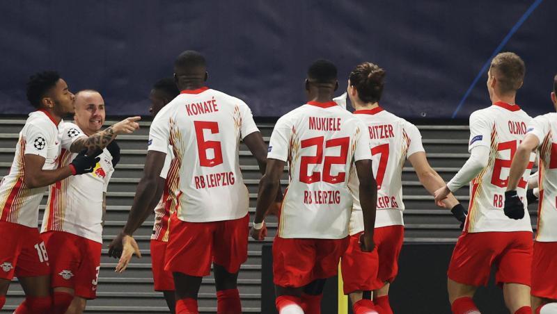 Leipzigs Angelino (2.v.l.) jubelt nach seinem Tor zum 1:0 mit seinen Mitspielern.
