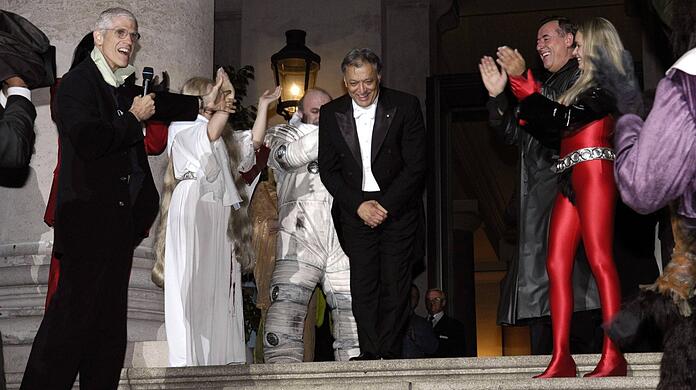 Sir Peter Jonas (l.) mit Zubin Mehta nach der Übertragung von Doris Dörries "Rigoletto" auf den Stufen des Nationaltheaters.