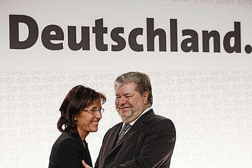 Hat Wort gebrochen: Hessens SPD-Chefin Andrea Ypsilanti mit Parteichef Beck.